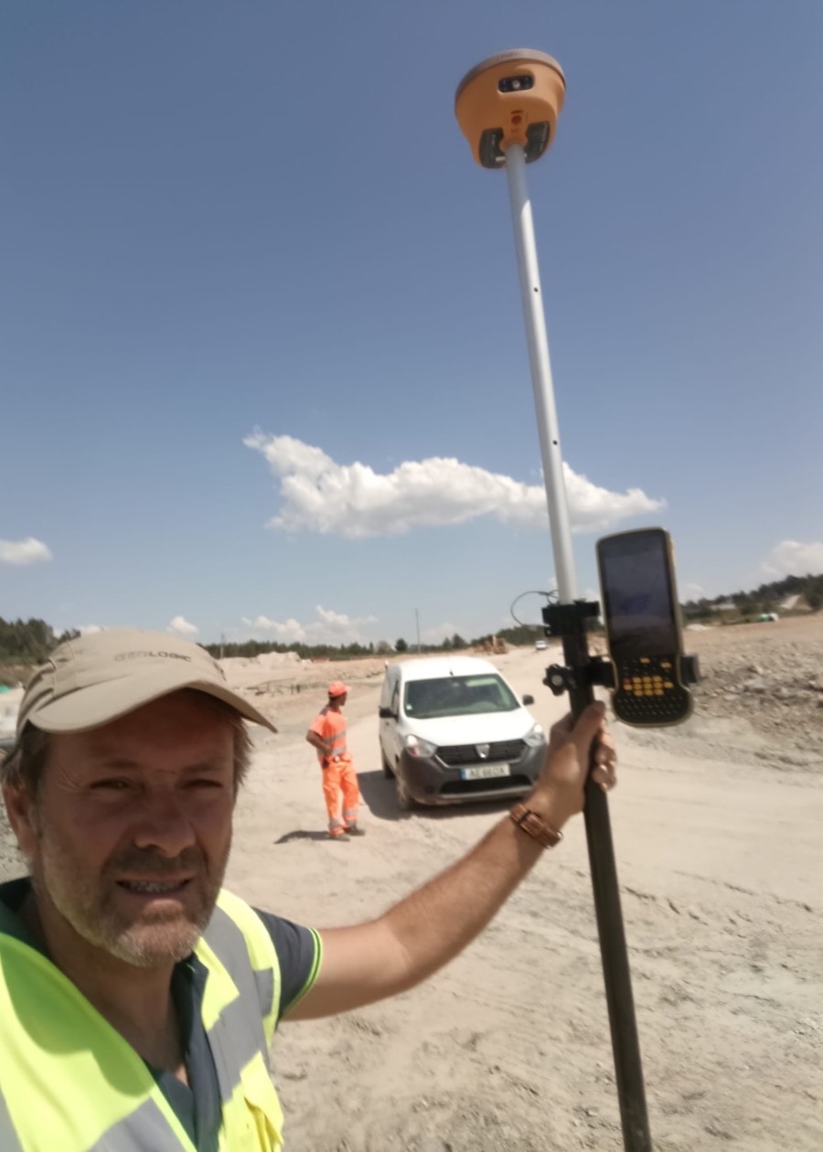 Spherefix GNSS receiver and controller used by a survey team on site